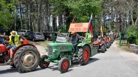 Tako se je 133 traktorjev v lepem vremenu odpravilo na panoramsko vožnjo po Krasu.