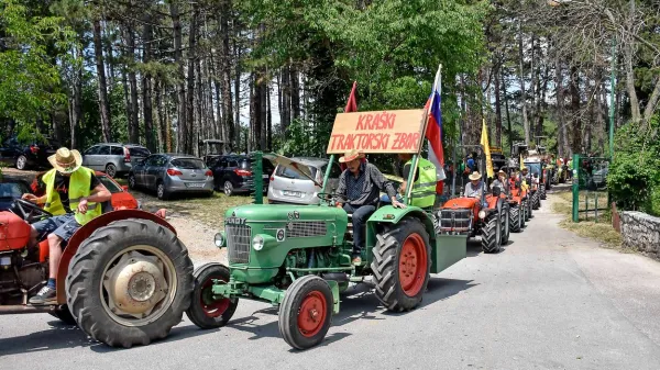 Tako se je 133 traktorjev v lepem vremenu odpravilo na panoramsko vožnjo po Krasu.