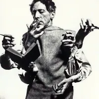 Sezono na malem odru v Novi Gorici bo odprl  Človeški glas, monodrama, ki jo je pred 90 leti napisal 
Jean Cocteau (na eksperimentalni fotografiji, ki jo je leta   1950 posnel Philippe Halsman).