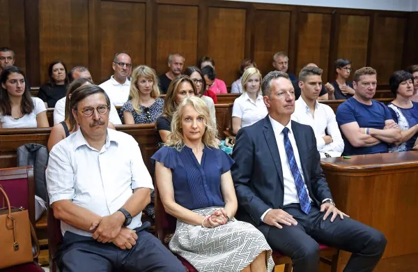 Včeraj so Borisa Popoviča, Sabino Mozetič in Rajka Srednika (prvi  levo) v sodni dvorani spremljali  sorodniki, občinski uslužbenci ter uradniki iz nekaterih občinskih 
javnih zavodov in podjetij.