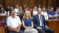 Včeraj so Borisa Popoviča, Sabino Mozetič in Rajka Srednika (prvi  levo) v sodni dvorani spremljali  sorodniki, občinski uslužbenci ter uradniki iz nekaterih občinskih 
javnih zavodov in podjetij.