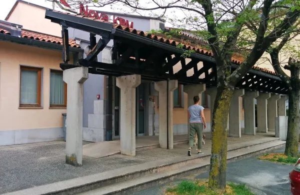 Zadnji aprilski dan sta zamaskirana moška oropala bančno 
poslovalnico v Vipavi, sedaj pa sta že v priporu. 