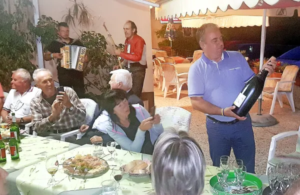 Danijel Krivec je zmago s steklenico šampanjca in prijatelji 
praznoval v znani gostili pri Žvikarju. 