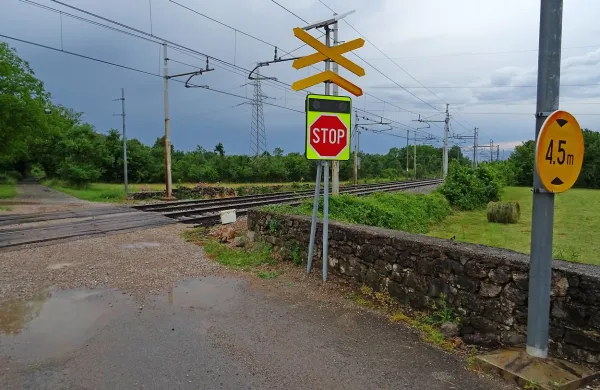 Poleg Andrejevega križa zdaj na prehod železnice v Gorenjah pri 
Divači opozarja svetlobni znak.