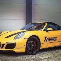 Porsche targa ekipe Akrapovič