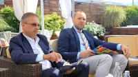 Predsednik Hitove uprave Janez Mlakar (levo) in njen član Tevž 
Korent sta predstavila poslovanje, naložbe in načrte družbe.