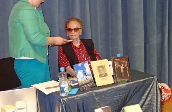 V komenski knjižnici so skupaj s Pokrajinskim arhivom v Novi 
Gorici počastili 90  let izjemno ustvarjalne Dorice Makuc. Z gostjo 
se je pogovarjala Marija Umek.