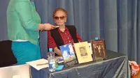 V komenski knjižnici so skupaj s Pokrajinskim arhivom v Novi 
Gorici počastili 90  let izjemno ustvarjalne Dorice Makuc. Z gostjo 
se je pogovarjala Marija Umek.