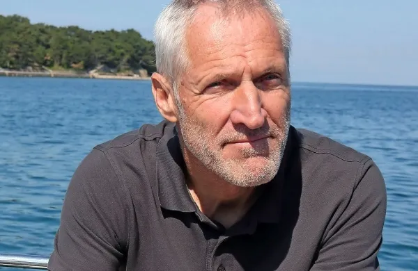 Glede posegov  v morje je naravovarstvenik Robert  Turk pristaš 
logike manj je več.