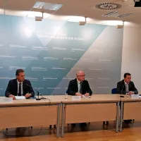 Marino Pangos, Aleš Kegljevič in France Božičnik so včeraj razkrili 
podrobnosti raziskanih oboroženih ropov bank v Vipavi in Straži 
pri Novem mestu. 