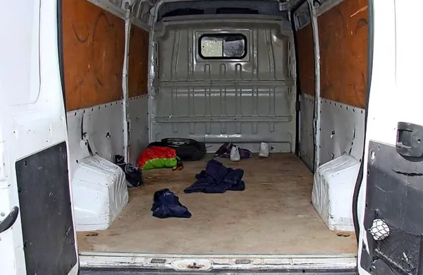 Ilegalni prebežniki prihajajo v Slovenijo na različne načine, 
pogosto tudi v kombijih.