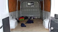 Ilegalni prebežniki prihajajo v Slovenijo na različne načine, 
pogosto tudi v kombijih.