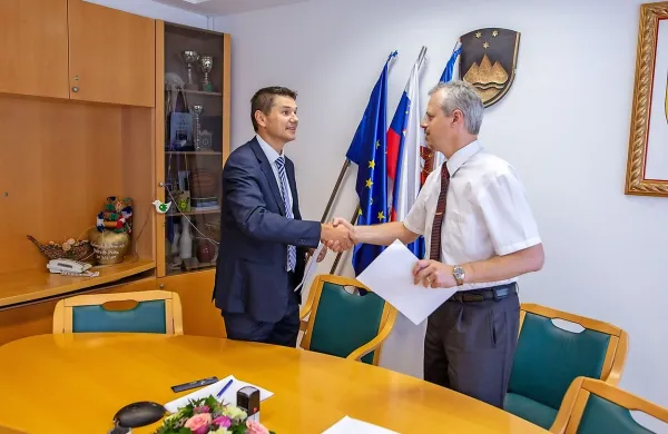 Ob začetku desetletnega javno-zasebnega partnerstva sta si 
takole v roke segla župan Robert Smrdelj (desno) in direktor 
Interenerga Blaž Šterk.