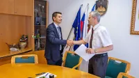 Ob začetku desetletnega javno-zasebnega partnerstva sta si 
takole v roke segla župan Robert Smrdelj (desno) in direktor 
Interenerga Blaž Šterk.