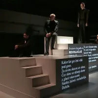 Predstava  Kons.o.vel, ki bo jutri ob 21. uri gostovala  v Kamnolomu 
Kopriva.
