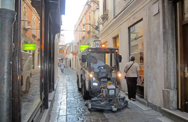 V zgodnjem jutru se komunalni delavci odpravijo med mestne 
ulice in jih skrbno očistijo.