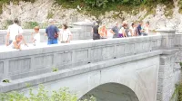   Trasa električnega kablovoda bo potekala od Napoleonovega 
mosta v Kobaridu po stari makadamski cesti mimo kampa Lazar 
do Otone in naprej proti Trnovemu ob Soči.  