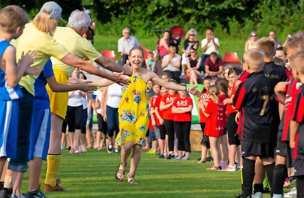 Tako so Lucijo  pozdravili športniki vseh generacij, med njimi mladi nogometaši in mažoretke. 
