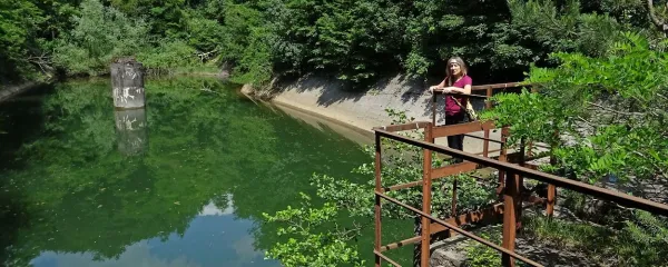 Večji (južni ali vremski) tajh je zadrževal skoraj 15.000 kubičnih 
metrov vode. Zdaj očitno pušča, saj je videti njegove gole stene, do 
njega pa se je skoraj nemogoče prebiti. 
