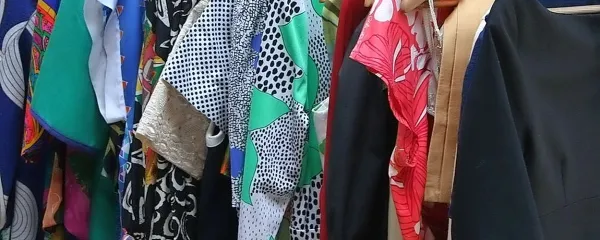 Trgovine z rabljenimi oblačili so se  v Sloveniji  sprva   pojavile  na 
obrobju mest, šele kasneje v samih središčih, kjer so  postale 
priljubljene predvsem  trgovine z “vintage” oblačili -  stilskimi kosi, 
ki so  del alternativnega potrošništva. 