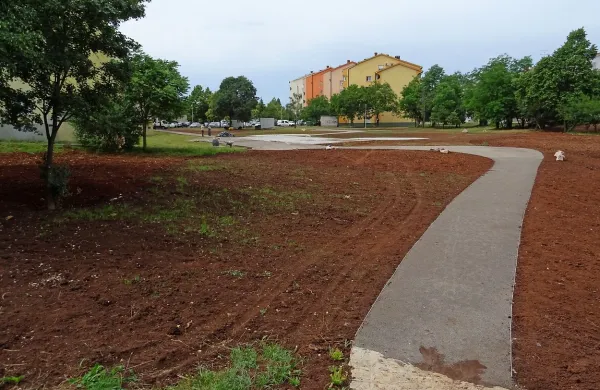 Območje za novimi bloki na območju Lenivca bi morali urediti že 
pred leti, a park bo nared konec junija. 