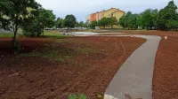Območje za novimi bloki na območju Lenivca bi morali urediti že 
pred leti, a park bo nared konec junija. 
