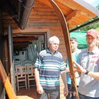 Jakov Fak si je z zanimanjem ogledal repliko smuči Edmunda Čibeja, ki so na Goro prišle leta 1888.


