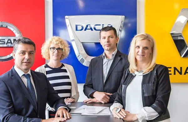 

 



“Le vodstvo z jasnimi cilji in vizijo lahko ustvarja sliko prihodnosti, 
ki prinaša rast in razvoj našega podjetja.” pravi direktor, na 
fotografiji s svojimi najožjimi sodelavci: Alison Milenkovski, Andrej 
Kobal, Erika Lojk (od leve proti desni).