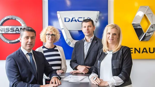 

 



“Le vodstvo z jasnimi cilji in vizijo lahko ustvarja sliko prihodnosti, 
ki prinaša rast in razvoj našega podjetja.” pravi direktor, na 
fotografiji s svojimi najožjimi sodelavci: Alison Milenkovski, Andrej 
Kobal, Erika Lojk (od leve proti desni).