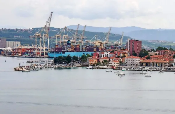 Strokovnjaki nimajo dovolj podatkov o oceanografskih razmerah v 
Koprskem zalivu, zato težko odgovorijo na  vprašanje o posledicah 
napovedanega podaljšanja ribiškega pomola. 