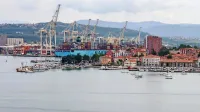 Strokovnjaki nimajo dovolj podatkov o oceanografskih razmerah v 
Koprskem zalivu, zato težko odgovorijo na  vprašanje o posledicah 
napovedanega podaljšanja ribiškega pomola. 