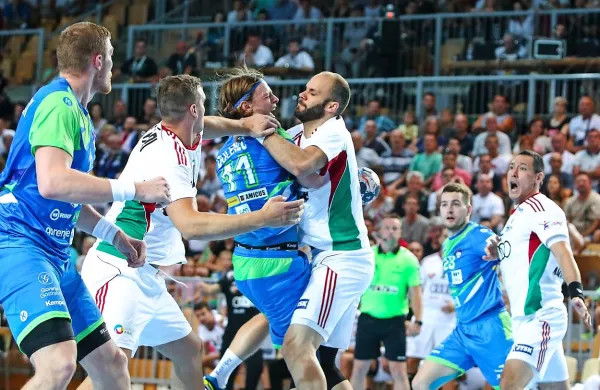 Slovenski rokometaši (v modrih dresih) so klonili pod bremenom 
trdih madžarskih prijemov. 