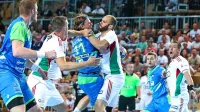 Slovenski rokometaši (v modrih dresih) so klonili pod bremenom 
trdih madžarskih prijemov. 