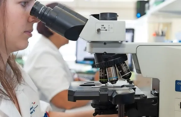V laboratorijih analizirajo vzorce krvi po najsodobnejših metodah. 