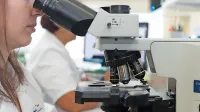 V laboratorijih analizirajo vzorce krvi po najsodobnejših metodah. 
