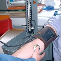 Poleg povišanega krvnega tlaka debelost zakrivi težave z ožiljem, 
holesterolom in krvnim sladkorjem. 