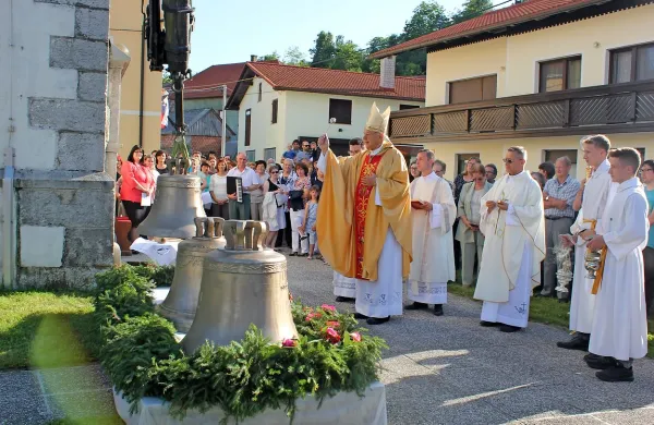 Zvonove, dva nova in starega, je posvetil koprski škof Jurij Bizjak, 
pri slovesnosti pa so sodelovali tudi domači župnik Vinko Lapajne, 
bodoči novomašnik Andrej Penko in Martin Šuštar, kolavdator 
orgel in zvonov koprske škofije.