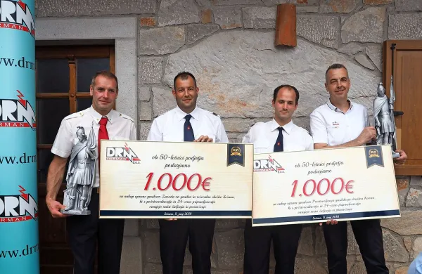 Direktor podjetja DRM Robert Derman (skrajno desno) je 
podaril čeka za 1000 evrom kraškim gasilcem.