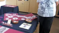     Andra Jereb ob svojih čipkah na črnovrški razstavi Andrine 
čipkaste sanje.