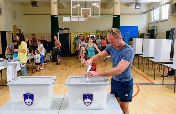 Ko bodo izidi volitev uradni, bo predsednik republike sklical prvo 
sejo novega državnega zbora. Prvi obrisi koalicije se bodo pokazali 
ob volitvah novega predsednika parlamenta.