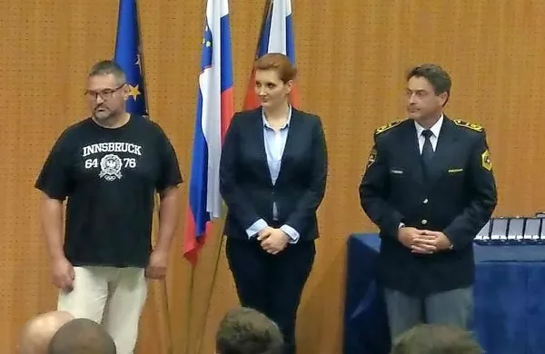 Damijan Kočevar (prvi z leve)  je dobil medaljo za  požrtvovalnost.