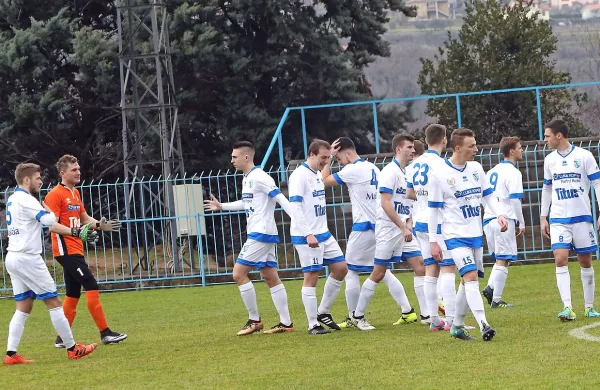 Dekanski nogometaši so v minuli sezoni pokazali dva povsem 
različna obraza: zmagovitega v jesenski polsezoni in poraznega v 
spomladanski.