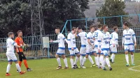 Dekanski nogometaši so v minuli sezoni pokazali dva povsem 
različna obraza: zmagovitega v jesenski polsezoni in poraznega v 
spomladanski.