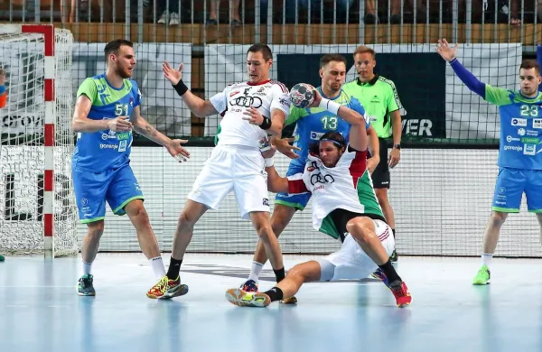 Slovenski rokometaši (v modrih dresih) bodo v lovu na zasuk v Veszpremu potrebovali čvrsto obrambo.