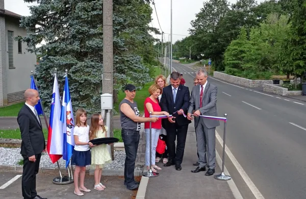 Trak ob obnovljeni cesti na Kalu so prerezali (z desne) župan 
Robert Smrdelj, minister Peter Gašperšič, poslanka Erika Dekleva 
in predsednik vaške skupnosti Zlatko Smrdel.  