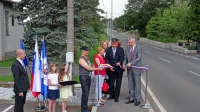 Trak ob obnovljeni cesti na Kalu so prerezali (z desne) župan 
Robert Smrdelj, minister Peter Gašperšič, poslanka Erika Dekleva 
in predsednik vaške skupnosti Zlatko Smrdel.  