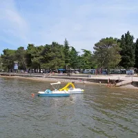 Kamp Adrie Ankaran je že dodobra zapolnjen, plaža pa pritegne 
tudi domačine, zlasti družine z otroki.