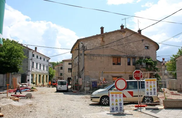 Prešernova ulica, ki je zaradi  zamud   še vedno gradbišče, naj bi bila 
po prenovi  v območju umirjenega prometa.