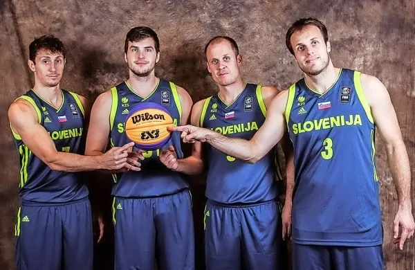Tretji na svetu (z leve): Simon Finžgar, Anže Srebovt,  Gašper Ovnik 
in Edin Kavgić.
