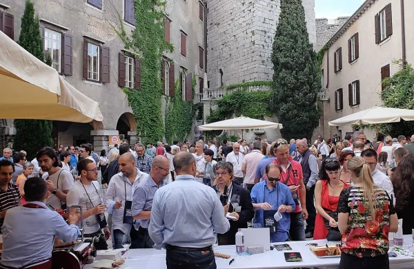Prireditev Vitovska in morje na Devinski grad vsako leto privablja več ljubiteljev vina.